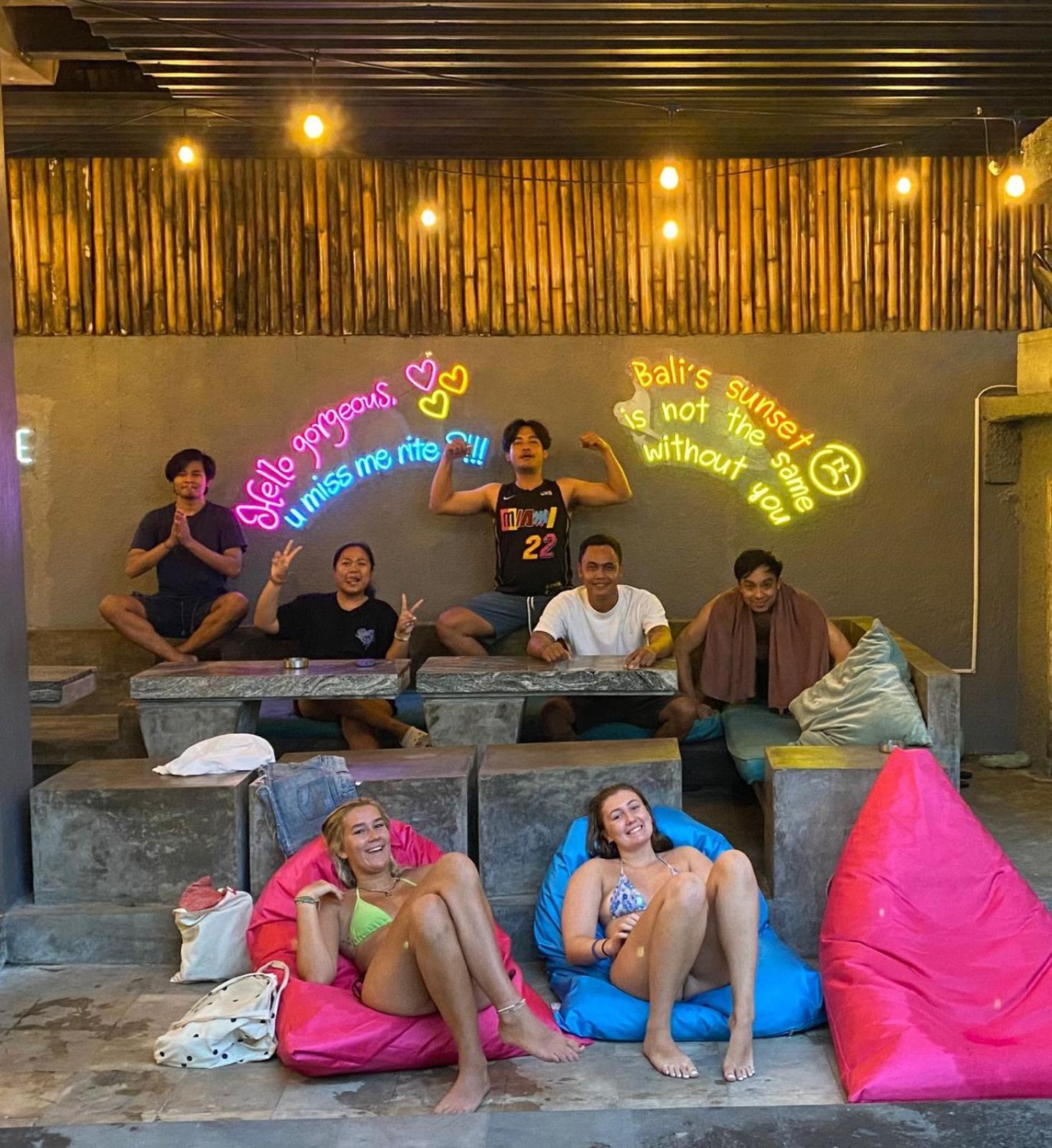 スミニャック Stellar Capsulesホステル エクステリア 写真 Foreign tourists in Bali