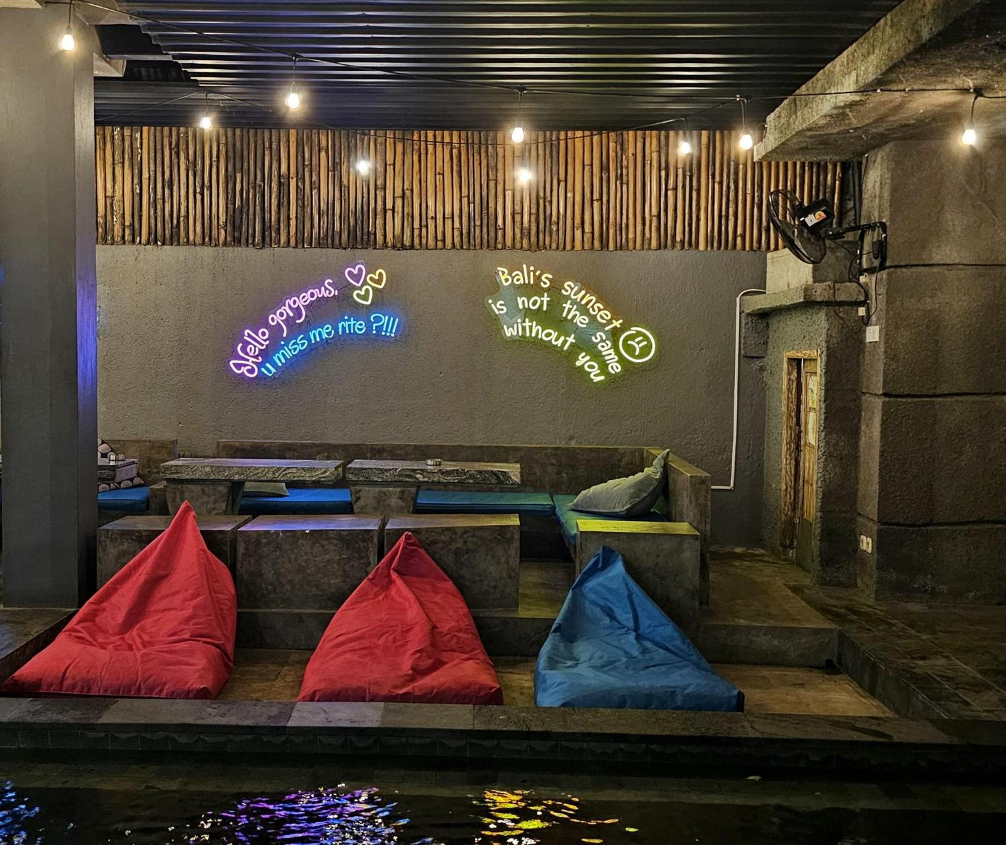 スミニャック Stellar Capsulesホステル エクステリア 写真 Bean bag chairs at a cafe in India