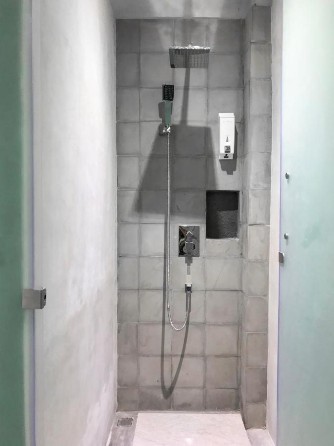 スミニャック Stellar Capsulesホステル エクステリア 写真 A shower