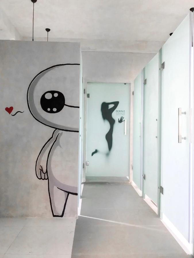 スミニャック Stellar Capsulesホステル エクステリア 写真 The interior of the toilets at the station