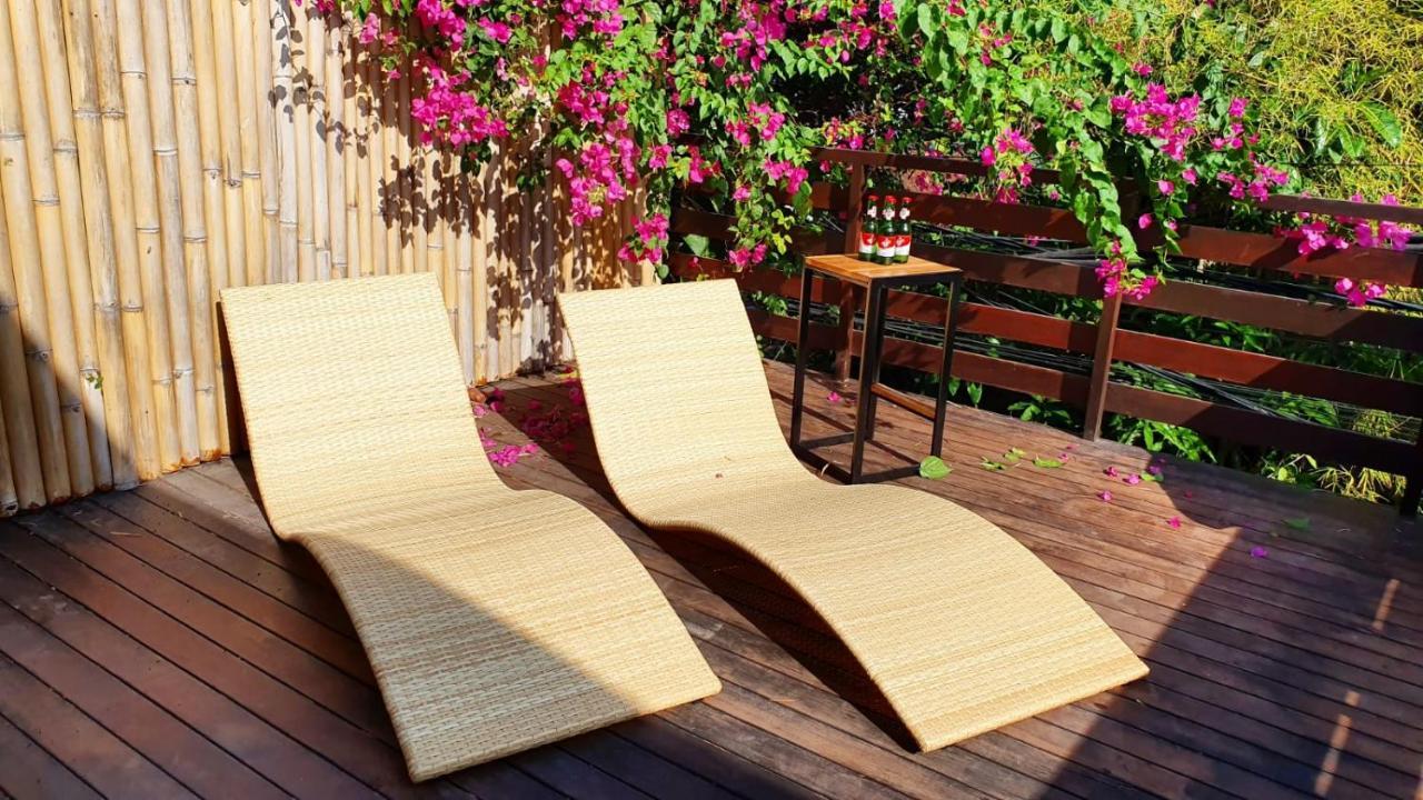 スミニャック Stellar Capsulesホステル エクステリア 写真 A pair of chaise longues