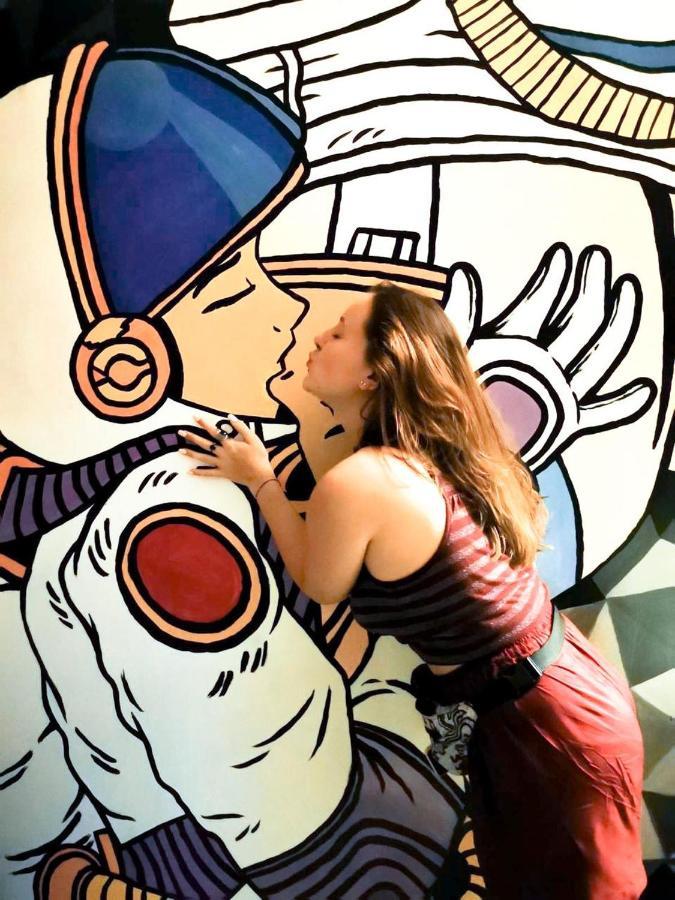 スミニャック Stellar Capsulesホステル エクステリア 写真 Artist working on a mural