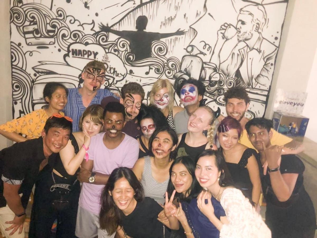 スミニャック Stellar Capsulesホステル エクステリア 写真 The 2019-2020 board of the Queer Student Union