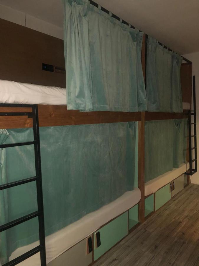 スミニャック Stellar Capsulesホステル エクステリア 写真 A bunk bed with curtains