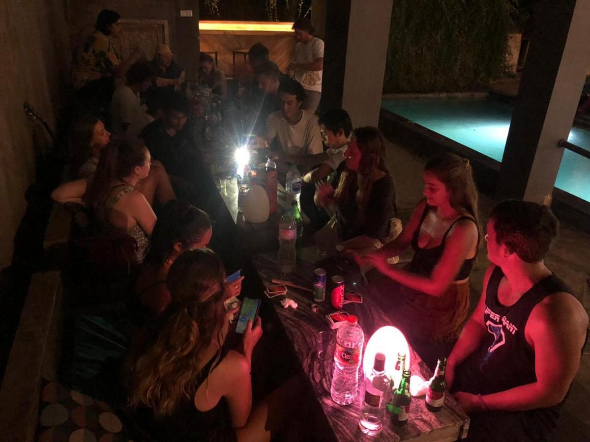 スミニャック Stellar Capsulesホステル エクステリア 写真 A party at the pool of the hostel