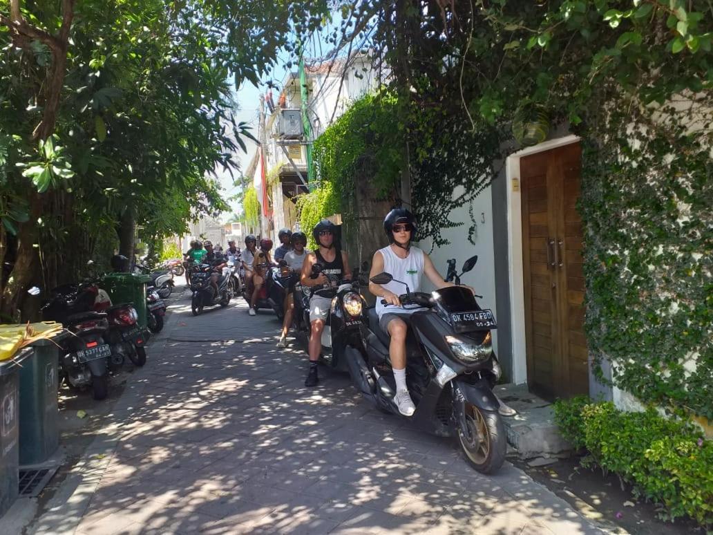 スミニャック Stellar Capsulesホステル エクステリア 写真 Street in Canggu