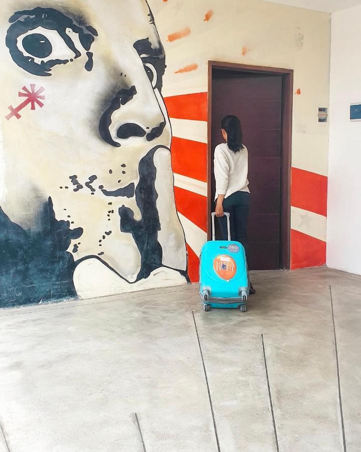 スミニャック Stellar Capsulesホステル エクステリア 写真 A woman with a suitcase
