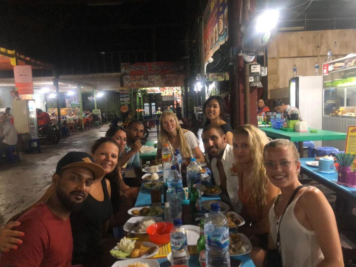 スミニャック Stellar Capsulesホステル エクステリア 写真 Foreign tourists at a restaurant in Phnom Penh